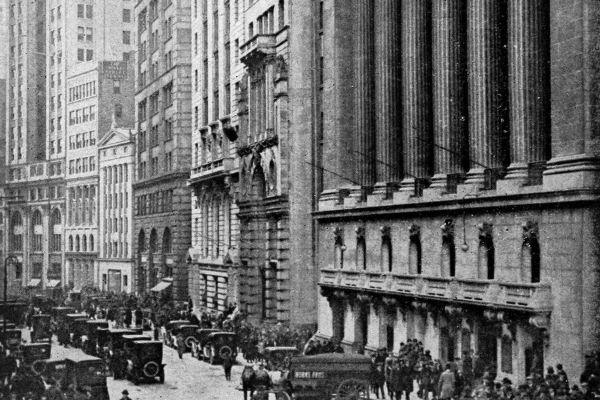 Wall Street and the New York Stock Exchange in 1921, when every man on the street wore a hat, a jacket and a tie. The rules have relaxed…